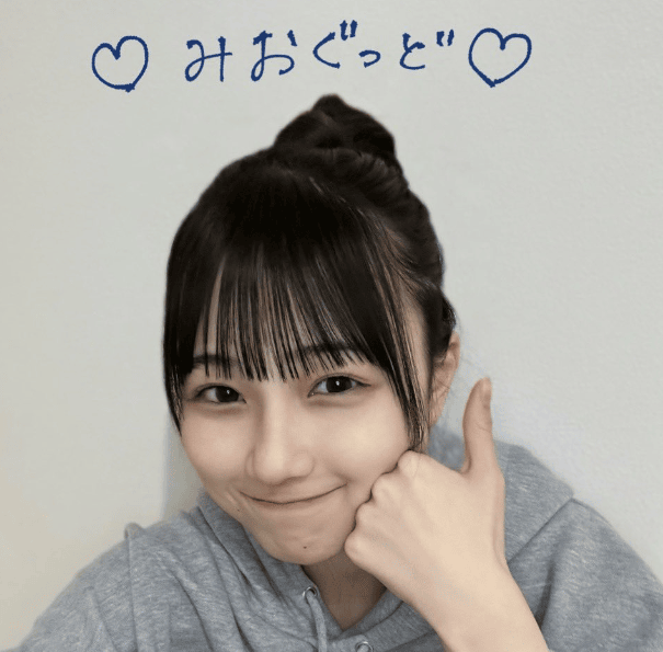 的野美青がグッドポーズしている写真