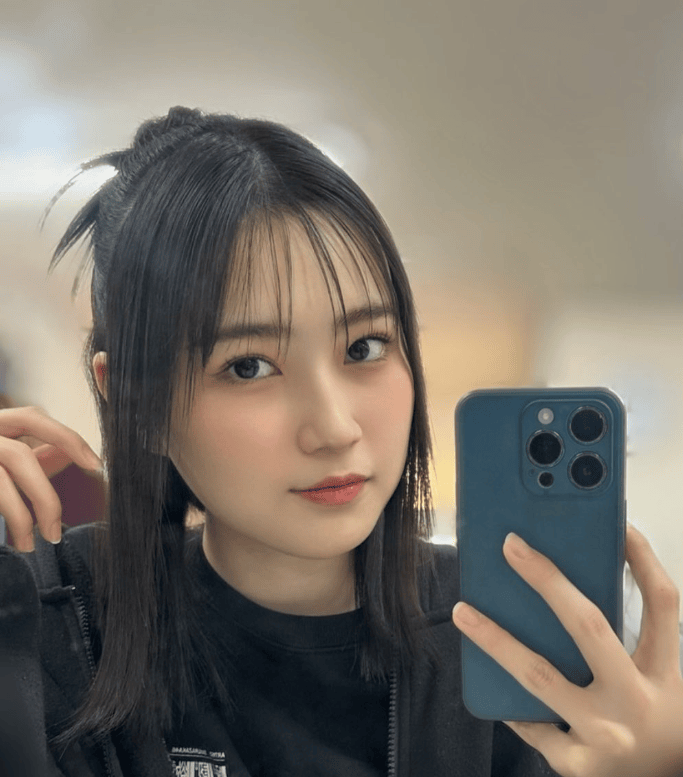 的野美青がスマホを持った写真