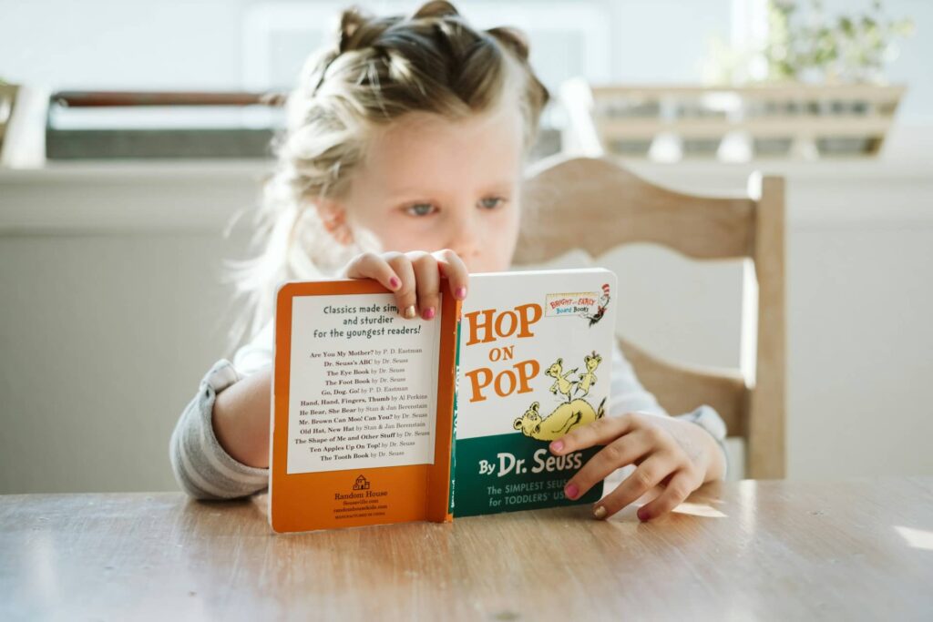 女の子が絵本を読んでいる写真